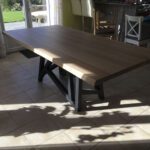 Table en bois avec pied central noir